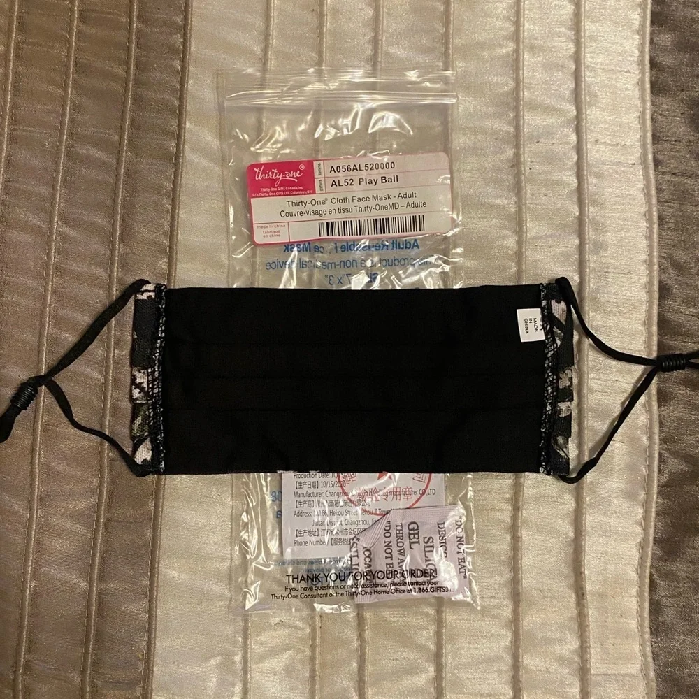 NEW - Thirty-One Gifts Adult Face Mask Play Ball NEW. Unisex.